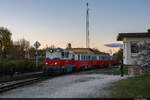 Kurz nach Sonnenuntergang trifft MAV Mk 45 2003 am 18.11.2023 am Endbahnhof von Széchenyihegy in Budapest ein