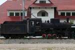 Ausrangiert und abgestellt steht die Lok  Lilla , 447 401 der LAEV, in Miskolc-Majlath, 10.7.16 
Hier ist das Depot der Waldeisenbahn; der ehemalige Bahnhof wird ohne Halt durchfahren.