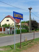 Der Haltepunkt Ujkotaj der 2009 stillgelegten Schmalspurstrecke von Nyiregyhaza nach Dombrad und Balsa besteht nur aus einem Schild, das aber noch neuwertig aussieht. 29. ‎Mai ‎2016