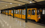 Die Millenniumi Földalatti Vasút zu Deutsch  Millenniums-U-Bahn  ging bereits 1896  anlässlich der Millenniumsfeiern zur tausendjährigen Landnahme der Ungarn in Betrieb und gilt als erste U-Bahn auf dem europäischen Kontinent. Heute verkehrt sie als M1 und bedient zwischen dem Vörösmarty tér und der Mexikói út auf einer Länge von 4,4 Kilometern 11 Stationen. Die achtachsigen Gelenktriebwägen wurden Anfang der 1970er von Ganz-MÁVAG gebaut und sind auch heute noch im Einsatz wie hier die Einheit 32, fotografiert am 16.April 2017 in der Station Vörösmarty tér.