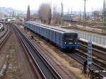 Triebzug ohne Fronttr der Linie 3 Ujpest-Kzpont - Kbanya-Kispest fhrt am 22.01.2007 in die Endstation Kbanya-Kispest ein, nur diese eine Station der Linie 3 liegt ber der Erde, im Hintergrund