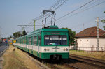 HEV -Vorortebahnzug geführt vom Tw.869 der Type MX fährt entlang der in der im Süden Budapests gelegenen Haraszti ut in Richtung Rackeve.