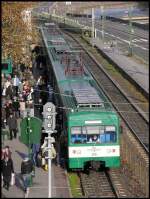 In der gut besuchten Station Arpad Hid steht Triebzug 979.