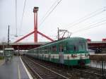 Triebzug 847 (andere Baureihe) der HEV-Linie Boraros ter - Csepel verlt am 20.01.2007 die Station Lagymanyosi hid, im Hintergrung die Lagymanyosi-Brcke ber Donau, die jngste der Budapester