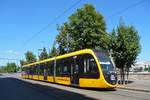 Auch das ist die Linie 19: Moderner Straßenbahn-Triebzug 2205 in Buda am Donau-Ufer, 7.8.16