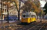 Noch im Oktober 1978 waren die 1911/12 bei Ganz beschafften Triebwagen vom Typ V bei der Budapester Straßenbahn unentbehrlich, hier ist Tw 1077 auf der Szilagyi Ersebet fasor als Linie 56 unterwegs. Erst 1984 schieden die Wagen als letzte Zweiachser aus dem Liniendienst aus.