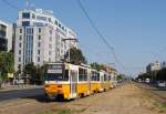 T5C5-dreifach Garnitur auf der etwas in die Jahre gekommenen Schnellstraenbahnlinie 1 am Hungaria krut.(07.08.2013)