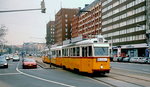 Ein klassischer Uv-Dreiwagenzug der Budapester Straßenbahn mit dem Uv3 3307 an der Spitze ist als Linie 47 auf dem Karoly Korut unterwegs (Herbst 2002)