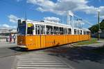 Ganz-CSMG Straßenbahn-Triebwagen 1307 der Linie 19 am Abzweig der Linien 56 (geht rechts aus dem Bild) und 19.