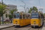 Ganz Tw 1443 neben Tw 1342 am 29.Juni.2017 in der Endstelle  Deák Ferenc tér M     Die Endstelle ist mittels Gleiskreuzung in alle Richtungen befahren und wird von der Linie 47 sowie 49