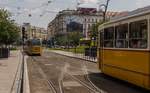 Ganz Tw 1434 vor Tw 1344 am 29.Juni.2017 in der Endstelle  Deák Ferenc tér M  Die Endstelle ist mittels Gleiskreuzung in alle Richtungen befahren und wird von der Linie 47 sowie 49