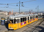 Ganz KCSV–7 1325 hält am frühen morgen des 01. April 2019 in der Station Széchenyi István tér, im Hintergrund zu erkennen die Szilágyi Dezső téri református Kirche sowie die  Felsővízivárosi Szent Anna Kirche.