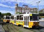 Tatra-Tw 4145 + 4146 auf dem Moszkva tr (7. Juli 2007). Die Tatras haben nur einen Fhrerstand und verkehren deshalb in der Regel Heck an Heck als Doppeltraktion, auf einigen Linien auch als Dreifachtraktion.  