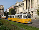 Der Ganz CSMG-1 Triebwagen 1451 war am Nachmittag des 15. September 2021 auf der Linie 2 z unterwegs und wurde von mir am Kossuth Lajos tér fotografiert