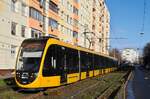 Tw.2116 der 56m - Version der Type Urbos3, die planmäßig nur auf der Linie 1 zum Einsatz gelangt, als Einziehfahrt zum Betriebsbahnhof Budafok in der Fehervari ut.