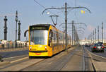 ÖPNV in Budapest (HU)  Siemens Combino, Wagen 2024, erreicht, von der Margaretenbrücke (Margit híd) kommend, die Haltestelle Margit híd, budai hídfő H.