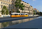 ÖPNV in Budapest (HU)  Ganz KCSV–7, Wagen 1329, unterwegs am Kossuth Lajos tér, dem Platz vor dem Parlamentsgebäude.