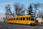 Tw.1553 überquert als Linie 50 in der Üllöi ut die Bahnübersetzung im Bereich des Bhf.