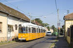 Stets bei Straßenbahnfotografen gefürchtet ist der berühmte weiße Lieferwagen. Am 10. Juli 2023 zeigte sich das Fahrzeug allerdings gnädig und befasste sich lieber mit dem Postfahrzeug anstelle der Straßenbahn. KCSV–7 1345, welcher auf der Linie 2B unterwegs war, zeigte sich vom Geschehen allerdings recht unbeeindruckt und strebte die Vörösmarty utca weiter in Richtung Pesterzsébet, Pacsirtatelep. 