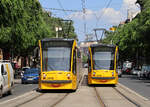 Lächeln diese Strassenbahnen? Combino - Begegnung bei der Haltestelle Oktogon M.