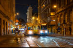 Am Abend des 27.11.2023 stehen BKV 1332 und BKV 1572 abfahrbereit an der Haltestelle Keleti pályaudvar M, Budapest