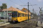 TW6000 1573 berquert den Bahnbergang in Kispest.