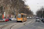 Tw 3750, der Triebwagen der Marke Eigenbau in Budapest, fhrt im Februar 2006 die Haltestelle Soroksri t an.