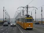 BKV 1358 und 1408 (Ganz ICS Straenbahnen) an Linie 4/6 an der Margit-Brcke, am 25.