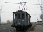 BKV 7061 mit dem Gterwagen 8610 bei der Haltestelle 'Borros tr' nach der Petőfi-Brcke, am 25.