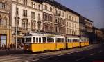 Budapest - Uv5 3896 ist auf der Thököly ut unwelt des Ostbahnhofes mit einem klassischen 3-Wagen-Zug im Oktober 1978 auf der Linie 44 unterwegs.