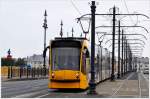 Tram Budapest Linie Linie 4. Auf der Margit-hd/Margaretenbrcke verkehren die mit 54m lngsten Siemens Combino Strassenbahnzge der Welt. Sehr filigran finde ich hier die Fahrleitungsmasten. (12.05.2013)