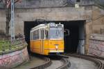 Tw.1318 bei der Ausfahrt aus der Unterführung der Kettenbrücke am Adam Clark ter.(17.01.2014)