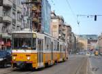 Ein T5C5-Tandem, geführt vom Tw.4165, fährt in der Fehervari ut in Richtung Savoya Park.(05.03.2014)