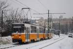 T5C5 4013+4201 bei der Bergfahrt in der Jagello ut kurz vor der Haltestelle Zolyomi ut.