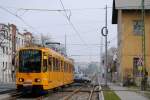 Tw.1550 hat in der Bihari utca soeben die Haltestelle Szallas utca verlassen und überquert gerade eine Anschlußbahn.(25.03.2015)