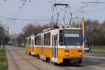 T5C5 4005 + 4006 warten am Krisztina körut kurz vor der Haltestelle Deli palyaudvar auf die Freiphase der Lichtsignalanlage.(25.03.2015)  