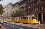 Eine Doppeltraktion der damals neuen Reihe CsM5 mit dem Schlusswagen 1457 ist im Oktober 1978 auf der Linie 6 der Budapester Straßenbahn unterwegs.