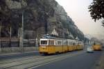 An den steilen Felswänden des Gellert-hegy vorbei fährt ein Uv-Dreiwagenzug mit dem führenden Uv3 3364 im Oktober 1978 auf dem Szent Gellert rakpart in Richtung Szent Gellert ter