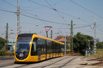 CAF Urbos 2218 nähert sich als Linie 3 der Haltestelle Eles Sarok.