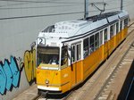 Eine Straßenbahn der Linie 2 fährt aus dem Tunnel unter der Corvinus University of Budapest, 18.6.2016