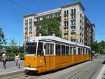 Eine Straßenbahn der Linie 2 hält in Budapest, 18.6.2016