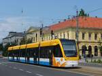 Moderner CAF-Straßenbahn-Triebwagen 527 vor der Regionalverwaltung in Debrecen, 26.6.2016