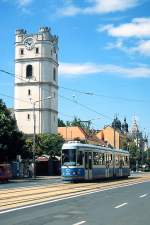 Am Turm der Kleinen Reformierten Kirche vorbei fährt Tw 502 der Straßenbahn Debrecen am 13.06.2011 in Richtung Hauptbahnhof