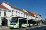 Moderne SKODA Straßenbahn in der Altstadt von Miskolc, 10.7.16
