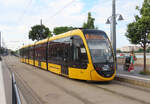 CAF-Strassenbahn bei der Haltestelle Varkert Bazar. Budapest, 14.6.2023