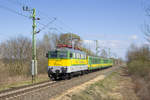 Am 26. März 2019 ist 430 323 mit személyvonat 9154 (Sopron - Szombathely - Szentgotthárd) zwischen Alsórönök und Haris unterwegs. 