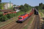 1116 019 im MV Cargo-Outfit mit Gterzug stadteinwrts. Er durchfhrt den Bahnhof Pestszentlőrinc.