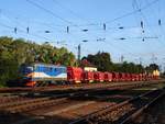 Die 60 0840 Sulzer Diesellok mit einem Bauzug in Bahnhof Tata.