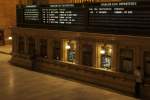 Blick auf einen der zwei zentralen Verkaufsschalter im Bahnhof  Grand Central Station  - darüber die zu den Firmen gehörigen Abfahrtsmonitore.

New York City, der 18.06.2014