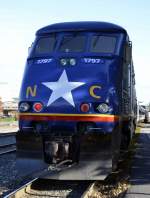 Die mchtige Front der Amtrak Diesellok EMD F59PHI 1797  City of Asheville  in der Station Raleigh. Der Zug 74 Piedmont von Charlotte nach Raleigh bestand aus zwei Personenwagen und zwei dieser mchtigen Diesellokomotiven im Sandwich.